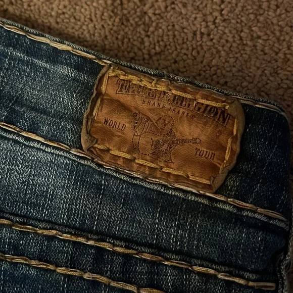 True Religion 
Joey Super T
Size 28
Medium wash
Light distressing - Picture 3 of 7